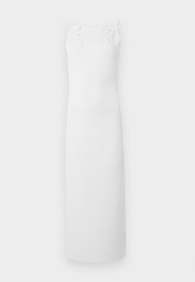 Λευκό μακρύ φόρεμα χωρίς μανίκια με τετράγωνη λαιμόκοψη και μικρές λουλουδάτες διακοσμήσεις στους ιμάντες των ώμων.