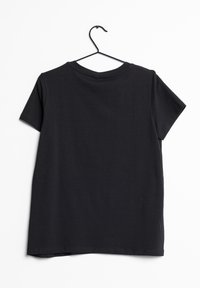 Svart t-shirt med kort ärm hängande på en svart galge mot en vit bakgrund, sedd bakifrån.