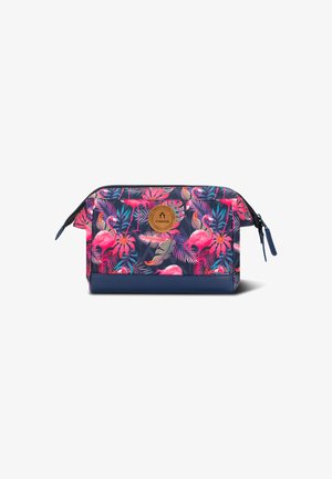 Kosmetiktäschchen mit Flamingo-Muster in lebhaftem Pink und Grün auf dunklem Hintergrund. Mit einem Lederlogo und einem stabilen Reißverschluss ausgestattet.
