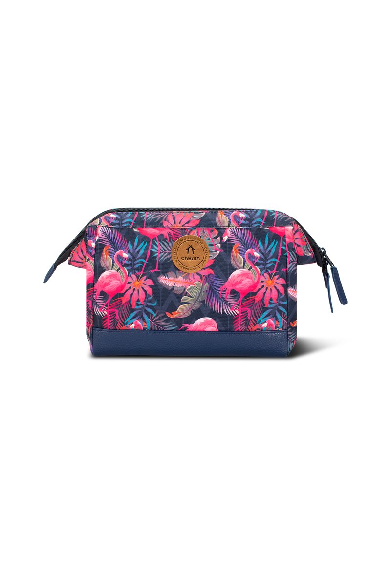 Cosmetica etui met flamingo-patroon in levendig roze en groen op een donkere achtergrond. Voorzien van een leren logo en een stevige ritssluiting.