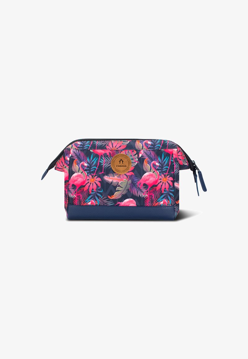 Cosmetica etui met flamingo-patroon in levendig roze en groen op een donkere achtergrond. Voorzien van een leren logo en een stevige ritssluiting.