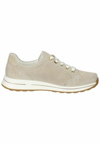 Beige Wildlederschuhe mit weißen Schnürsenkeln und Ösen, ausgestattet mit einer gepolsterten Sohle und subtilen Nähdetails, entworfen für Komfort und lässigen Gebrauch.