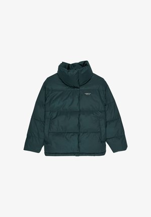 Donkergroene pufferjack met hoge kraag, zijzakken en een klein wit "ELEMENT CO." logo op de linkerborst.