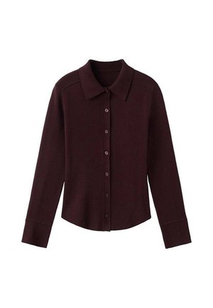 Camisa de manga larga burdeos con cuello y cierre de botones. Hecha de una tela texturizada, con un dobladillo recto y puños ajustados.