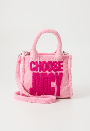 Roze textuur tote bag met "KIES JUICY" in vette, donkerroze letters. Heeft korte handvatten en een afneembare schouderband.
