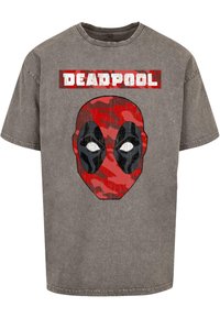 Hall sinine puuvillane t-särk, millel on suur punase ja musta värvi Deadpooli näo graafika koos julge "DEADPOOL" tekstiga üleval. Lühikesed varrukad, ümmargune krae.