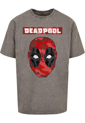 Pelēks kokvilnas t-krekls ar lielu sarkanu un melnu Deadpool sejas grafiku, virsū ir redzams treknrakstā "DEADPOOL" teksts. Īsas piedurknes, apaļas kakla dizains.