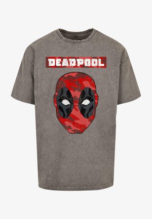 Pilkas medvilninis marškinėliai su dideliu raudonu ir juodu Deadpool veido grafiniu atvaizdu, viršuje esantis ryškus "DEADPOOL" tekstas. Trumpomis rankovėmis, suapvalintu kaklu.