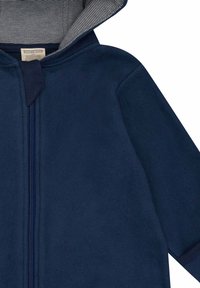 Marineblaue Fleece-Jacke mit Kapuze und Frontreißverschluss. Die Innenseite der Kapuze verfügt über einen Stoff in weißen und marineblauen Streifen. Weiche Textur, schlichtes Design.