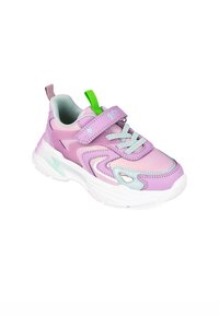 Zapatillas moradas con un acabado brillante, con acentos verdes, cordones grises y suela blanca. Diseñadas con una correa de velcro y forro de malla.