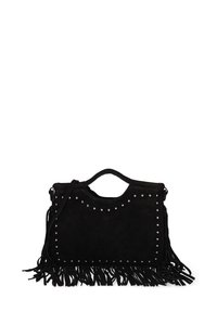 Sac en suède noir avec des clous en argent le long du dessus, une poignée supérieure et de longues franges en bas. Bandoulière amovible incluse.
