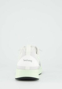 Světlé šedé a mátově zelené tenisky s prodyšným svrškem, kulatou špičkou a strukturovanou podešví s logem na patě. Součástí je také zpevněná zadní poutko.