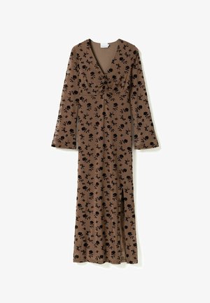 Dlouhé hnědé šaty s černým květinovým vzorem, výstřih do V, nabírané detaily na hrudi, dlouhé rukávy a boční rozparek. Měkká látka.