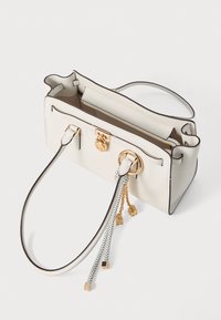 Witte leren handtas met een gestructureerde vorm. Voorzien van hardware in goudkleur, een vak met ritssluiting en decoratieve ketting- en lintaccenten.