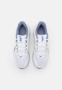 Nike Performance DOWNSHIFTER 13 - Chaussures de running sur route - white/metallic silver/ashen slate/photon dust/black/racer blue
