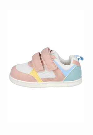Zapatilla infantil con correas de ante rosas, malla blanca y detalles en azul y amarillo, con suela de goma blanca y asa en el talón.