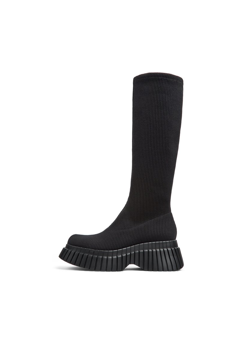 Knee-høje sorte strikkede støvler med ribbet tekstur og chunky sål af gummimateriale med tænder. Elegant design med rund tå og god strækbarhed.