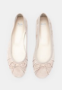 Svijetlosmeđe suede balerinke s zaobljenim vrhom, dekorativnom mašnom i elastičnim rubom za udobno pristajanje. Uložak je obložen, lagani dizajn.