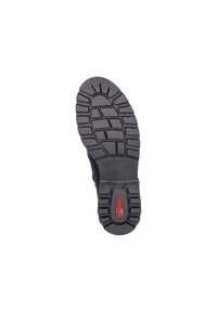 Suela de zapato de goma negra con un patrón de relieve texturizado. Presenta un logotipo rojo prominente y muestra una ligera curvatura a lo largo de los bordes.