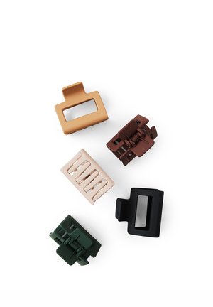 Cinco pinzas de plástico rectangulares para el pelo en beige, marrón, negro, verde y tostado, dispuestas sobre un fondo blanco.