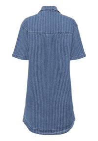 Denimklänning med krage, korta ärmar, vertikala vita ränder och en något rundad nederkant. Baktill har den en yoke-design.