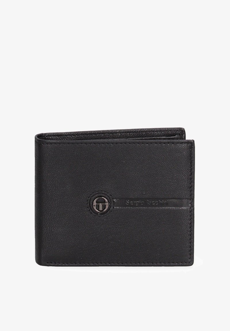 Portafoglio in pelle nera con esterno texture, design a portafoglio bifold, branding discreto e un accento metallico circolare sulla parte anteriore.