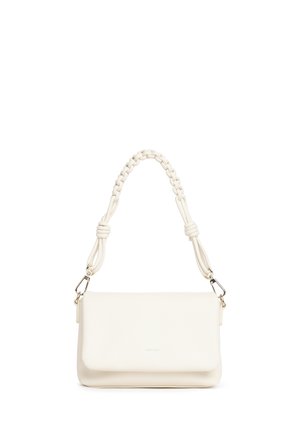 Borsa rettangolare in pelle color avorio con manico superiore intrecciato e chiusure in metallo dorato su sfondo uniforme.