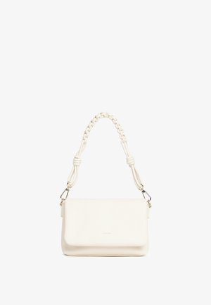 Off-white rektangulær læderhåndtaske med flettet tophåndtag og guldfarvede låse på en ensfarvet baggrund.