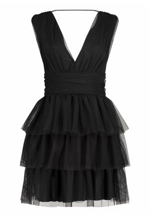 Sort kjole med dyb V-udskæring, lagdelte tyl ruffles og en tætsiddende talje, med et gennemsigtigt bagpanel.