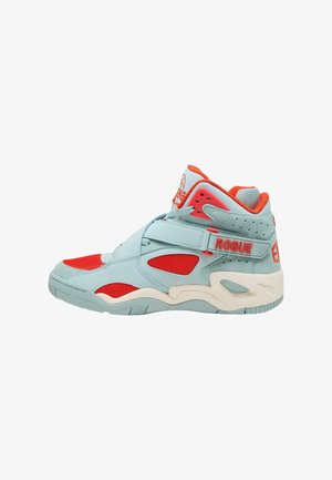 Sneaker alta con tomaie in pelle e rete blu chiaro, dettagli rossi, colletto imbottito e suola bianca a contrasto. Presenta una fascetta regolabile.
