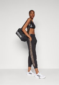 adidas Sportswear ESSENTIALS STRIPES ANIMAL PRINT 7/8 PANT - Trainingsbroek - black