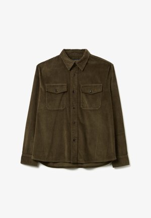 Camisa de pana de color verde oliva con cierre de botones en el frente, dos bolsillos en el pecho y mangas largas. Tejido texturizado con nervaduras verticales.
