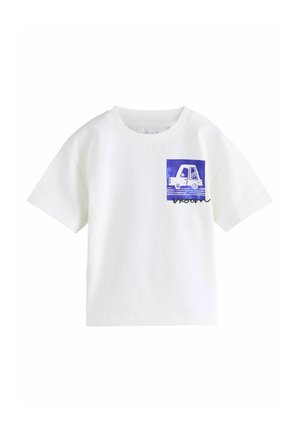 Weißes T-Shirt mit kurzen Ärmeln aus Baumwolle, mit einer blauen Grafik eines Fahrzeugs und dem Text "vroom" darunter in Schwarz.