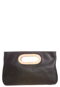 Pochette en cuir noir avec poignée en métal doré ovale et logo subtil Michael Kors à l'avant.