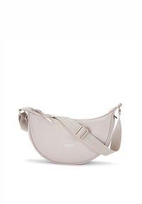 Borsa a tracolla a mezzaluna di un beige chiaro con tracolla regolabile e chiusura con zip, con il piccolo logo "Larkson Hamburg" al centro anteriore.