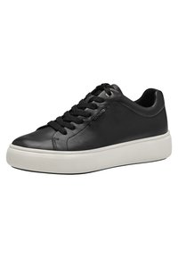 Sneaker in pelle nera con punta arrotondata, superiore testurizzato e suola in gomma bianca a contrasto. Presenta lacci neri e un logo discreto.