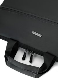 Czarna torba na laptopa z teksturowanej tkaniny. Posiada kontrastowe przeszycia, podwójne suwadła oraz metalową tabliczkę z logo. Uchwyt na górze.