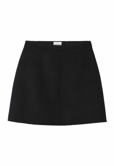 Minifalda negra de tela suave, con cintura alta, diseño recto y líneas limpias sin patrones ni acentos visibles.