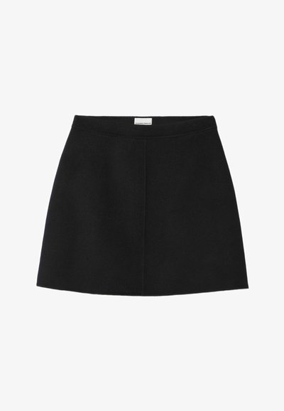 Jupe noire mini en tissu lisse, dotée d'une taille haute, d'un design droit et de lignes épurées sans motifs ni accents visibles.