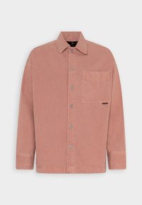 Różowa bawełniana kurtka z zapięciem na guziki, klasycznym kołnierzem i pojedynczą kieszenią na piersi. Posiada szare guziki i luźny krój.