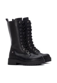 Botas de cuero negro con cordones y un caña alta, ojales plateados y una suela robusta. Presentan una textura suave y un acento elevado en el lateral.