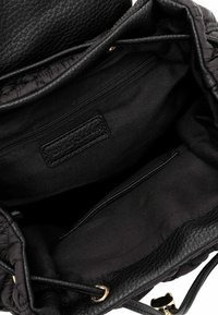 Sac à main en cuir noir avec une texture matelassée. Dispose d'un intérieur spacieux avec plusieurs poches, y compris un compartiment zippé. Accent en or.