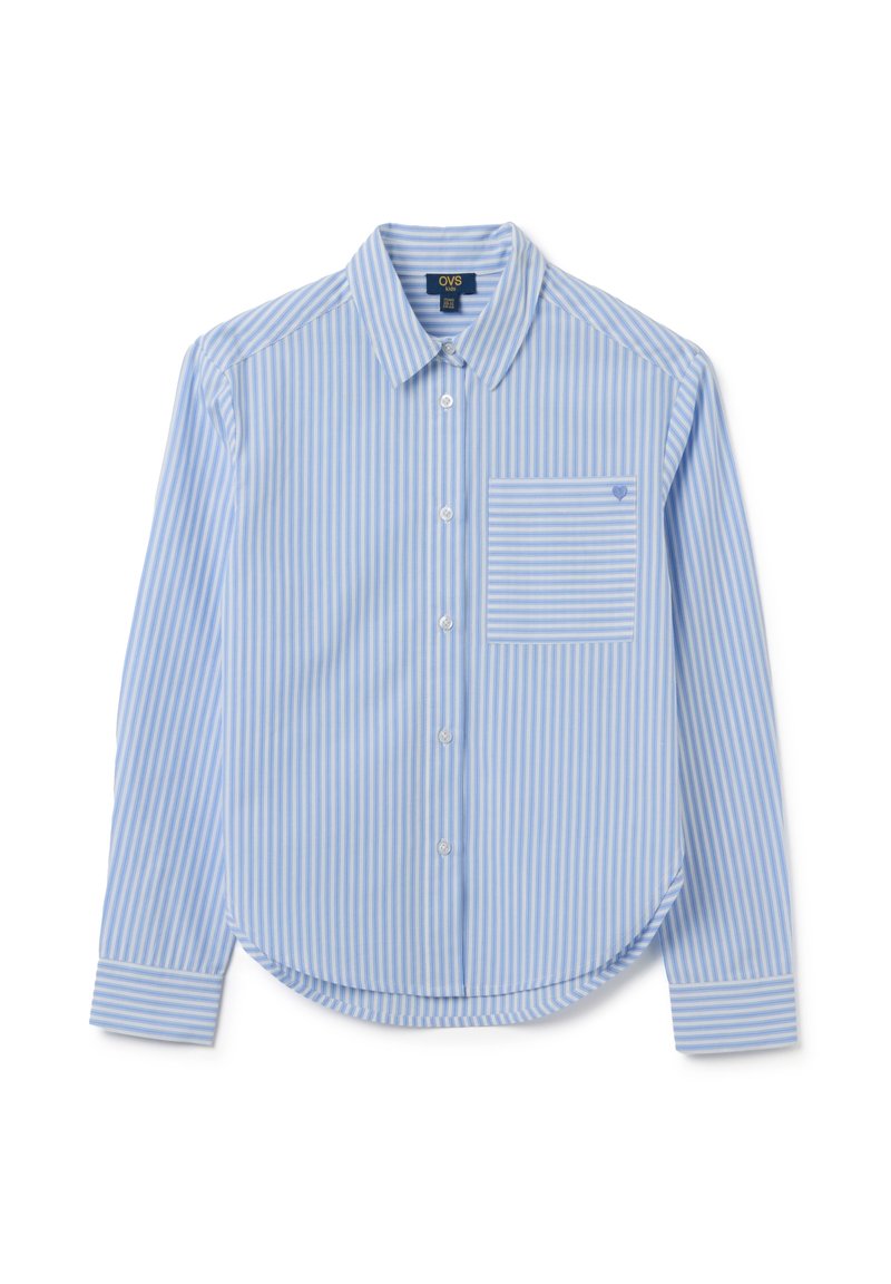 Camicia a maniche lunghe a righe verticali blu e bianche con bottoni frontali, taschino sul petto con righe orizzontali e colletto a punta.