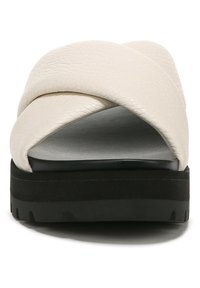 Witte neplederen sandalen met crisscross bovenwerk, dikke zwarte rubberen zool en een gladde binnenstructuur. Geen extra patronen of accenten.