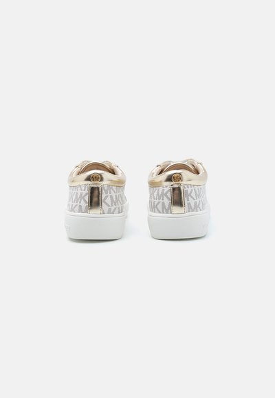 Vita sneakers med en strukturerad ovandel som har ett ljusgrått monogrammönster, gyllene metallic detaljer och en slät vit gummisula.