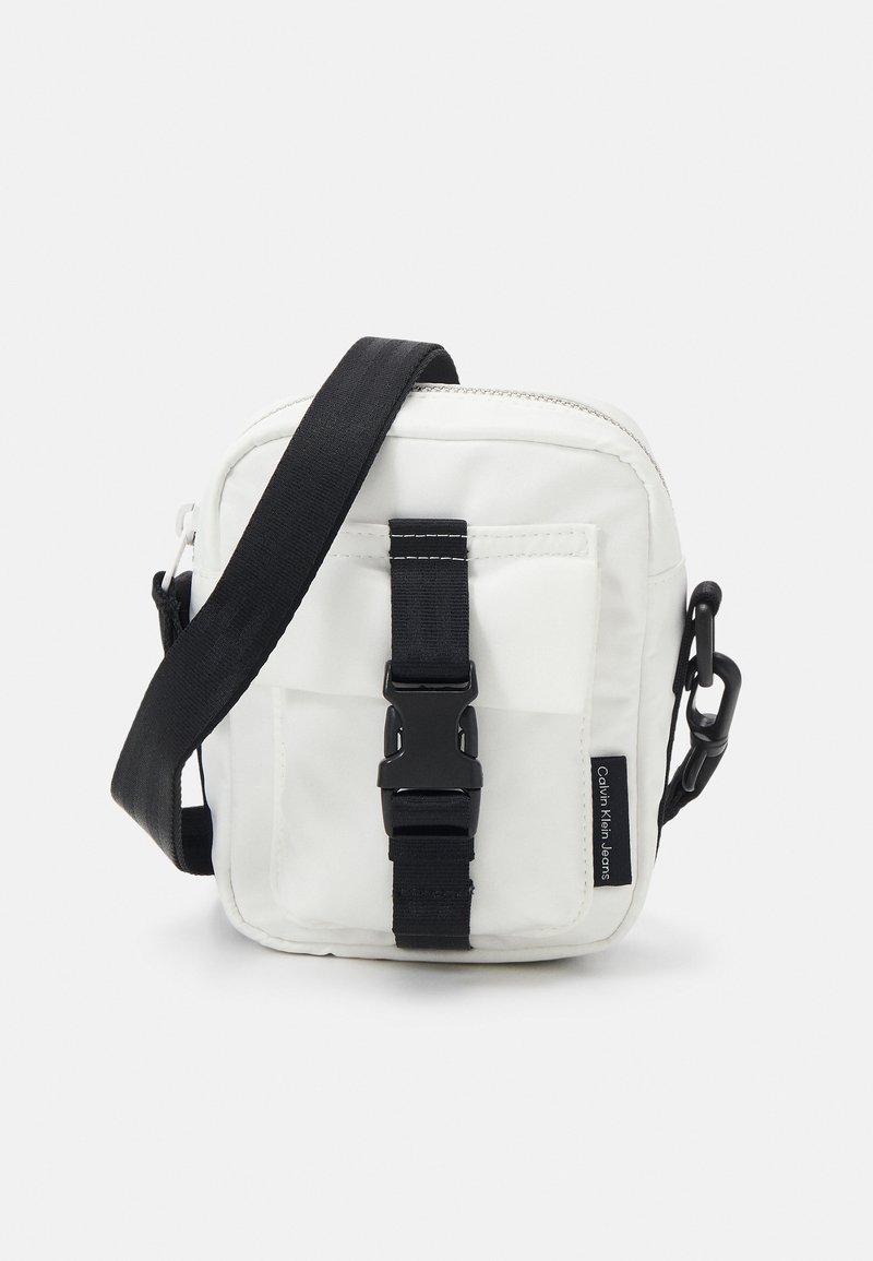 Calvin Klein Jeans CROSSBODY BUCKLE BAG UNISEX - Borsa a tracolla - bright white