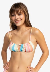 Gestreepte bikini-top met meerkleurige horizontale strepen in roze, blauw, groen en oranje, met verstelbare dunne banden en geplooide stof.