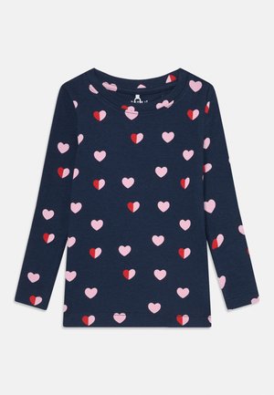 Marineblauseshirt mit langen Ärmeln aus Baumwolle, mit einem Allover-Muster aus pinken und roten Herzen in verschiedenen Größen. Runder Halsausschnitt und weicher Textur.