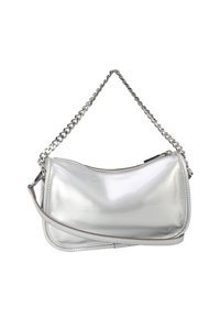 Metallisk sølv håndtaske med en glat, blank overflade, udstyret med en kæderem og lynlås lukning langs toppen.