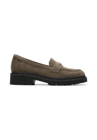 Mocasines de ante marrón con suela de plataforma de goma negra baja, que presentan una banda decorativa en el empeine y detalles de costura sutiles.